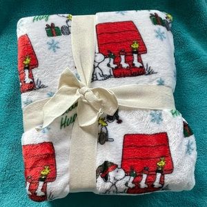 NWT Peanuts Snoopy Christmas Holiday Hugs Blanket Throw